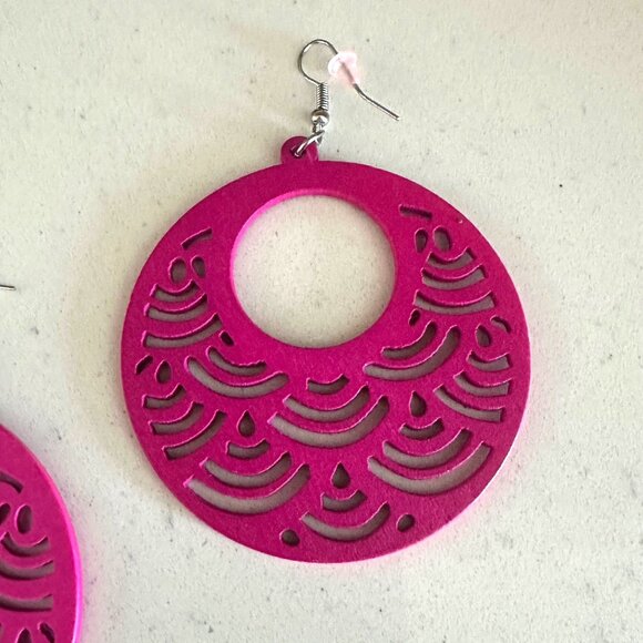 Pink Round Cutout Dangle Earrings - Picture 2 of 2